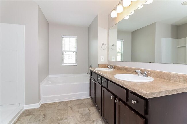 Building Photo - 315 Heritage Club Cir