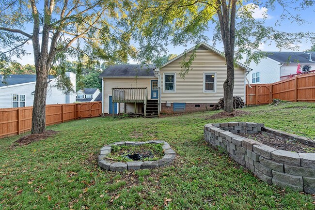 Building Photo - 3 Bedroom Home with Fenced Yard Close to D...