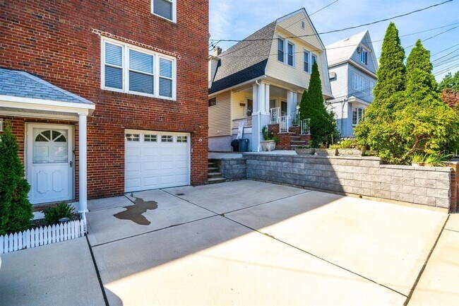 Building Photo - 118 W 46th St