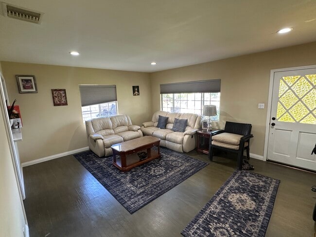 Building Photo - 2433 Maynard Dr