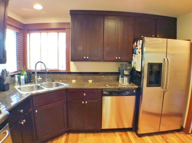 Building Photo - Bright and Sunny Townhouse