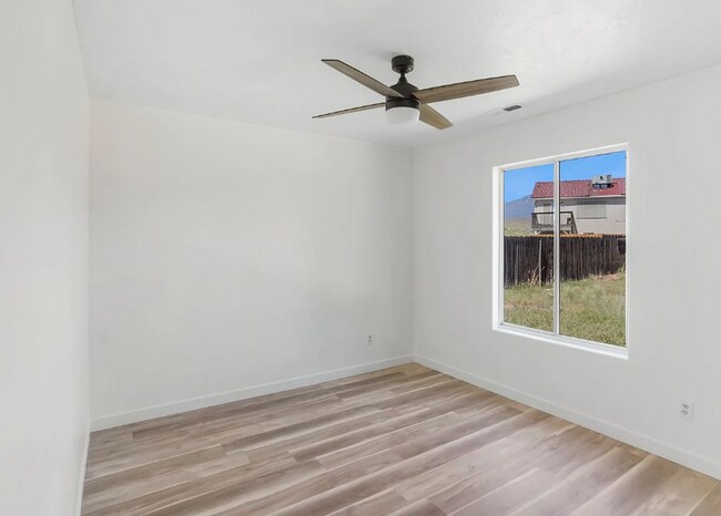 Building Photo - Adorable 2 Bedroom Hurricane Home! Pet Friendly!