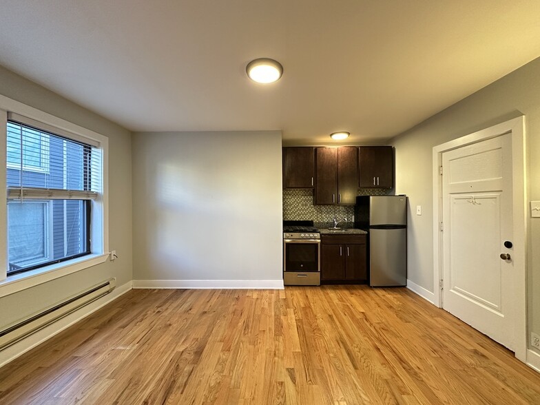 Building Photo - 4550 N Paulina St