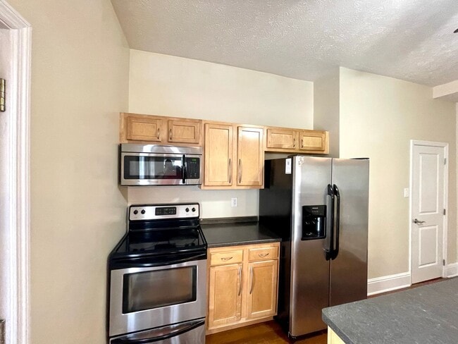 Building Photo - Amazing 4 Bedroom House! Hardwood, 2.5 Baths Stainless, A/C