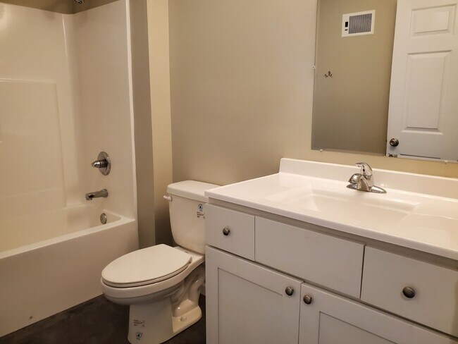Building Photo - 3 Bedroom, 1.5 Bath Duplex