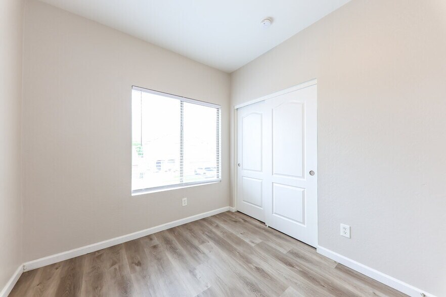 Building Photo - 13045 W Columbine Dr