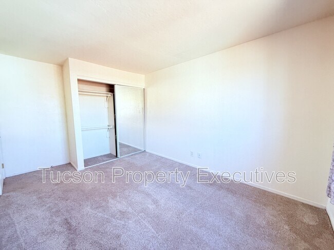 Building Photo - 455 W Kelso St