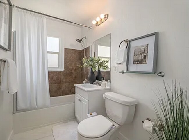 Building Photo - Beautiful, Spacious 3B/2.5Bath Single Family Home