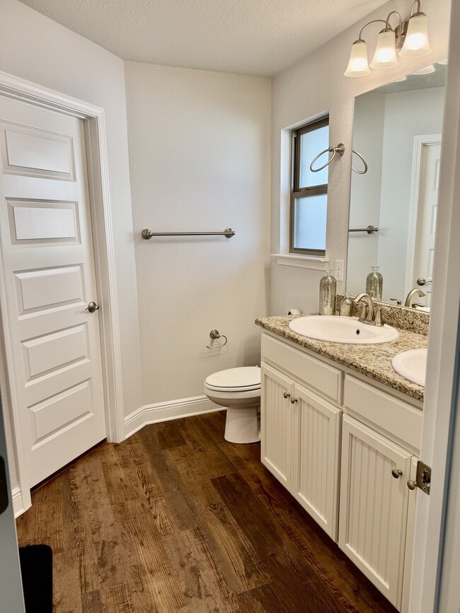 Building Photo - 211 Baycliff Dr