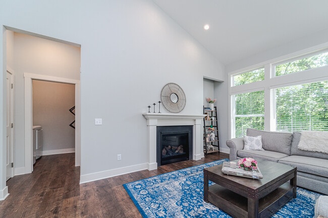 Building Photo - 5070 Ranchview Ln N