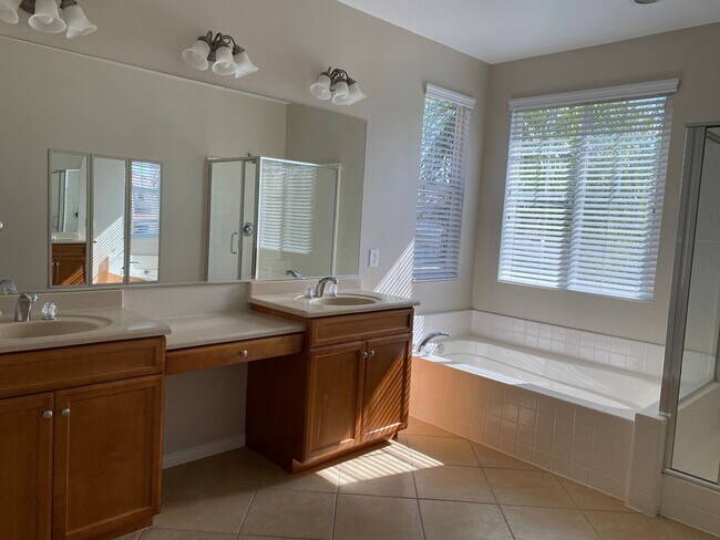 Building Photo - Beautiful 5 Bedroom Home in Murrieta Available!