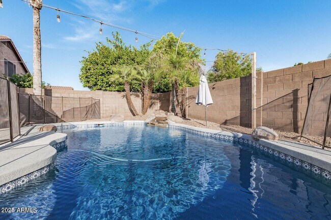 Building Photo - 3051 E Millbrae Ln