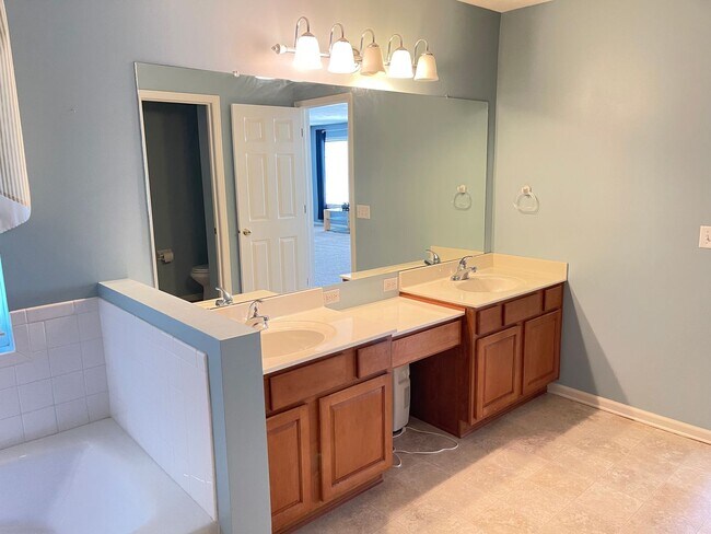 Building Photo - Move-in special. Beautiful 4 bed 2.5 bath 3000+sq ft