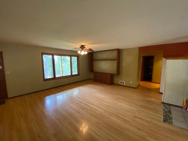 Building Photo - Wonderful Unfurnished 3 Bed 3 Bath Home ou...