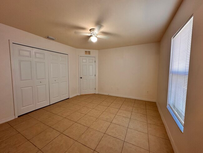 Building Photo - 1043 SE 11th Terrace