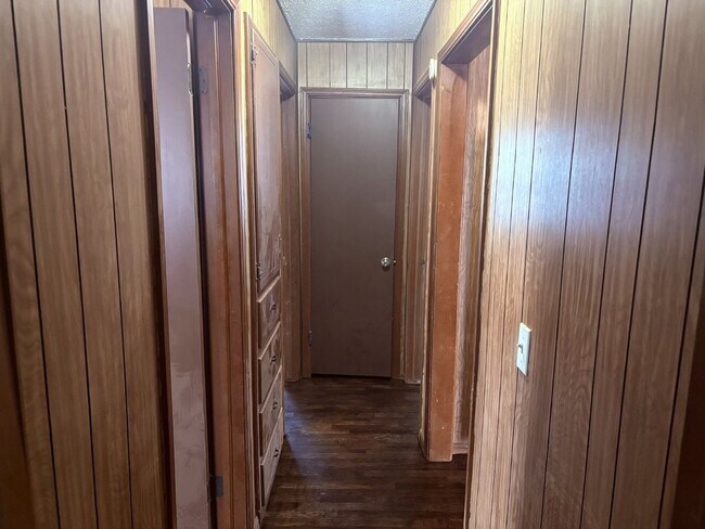 Building Photo - Three bedroom home in South OKC.