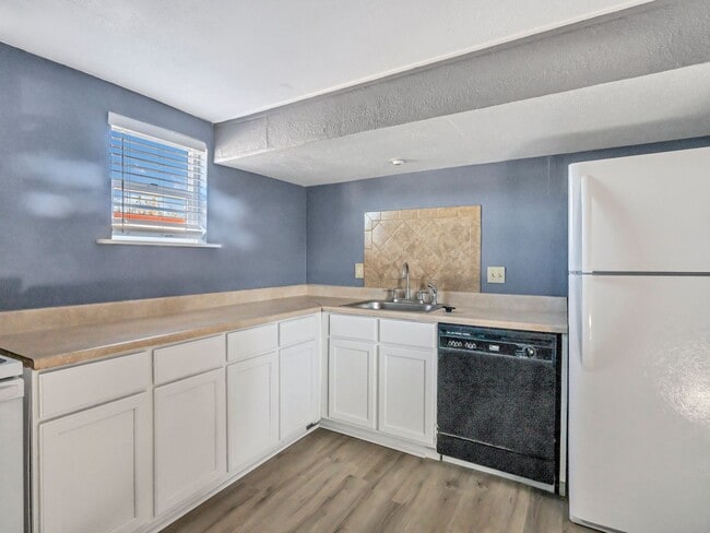 Building Photo - 912 S Armstrong Ave