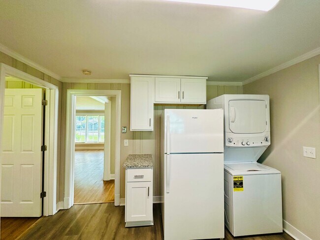 Building Photo - WILSHIRE BLVD - 3 Bedroom + Flex Space - minutes to UNCW!