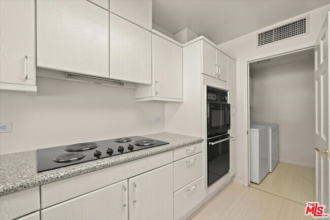Building Photo - 10724 Wilshire Blvd