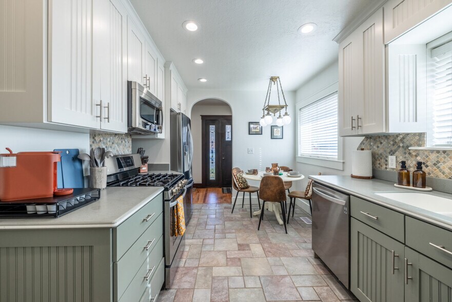 Building Photo - 3076 Melbourne St