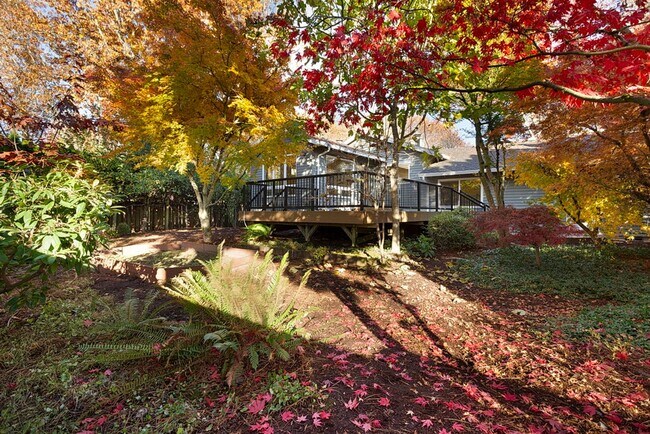 Building Photo - Spacious Home ! Huge living room, 2nd family room, kitchen nook and extra room off kitchen. Large...