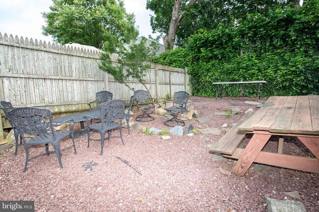 Backyard 2 - 3803 Sharp St