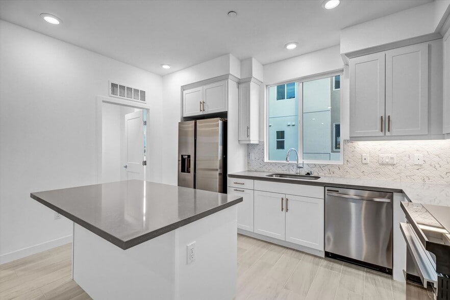 Building Photo - 10002 Central Ave