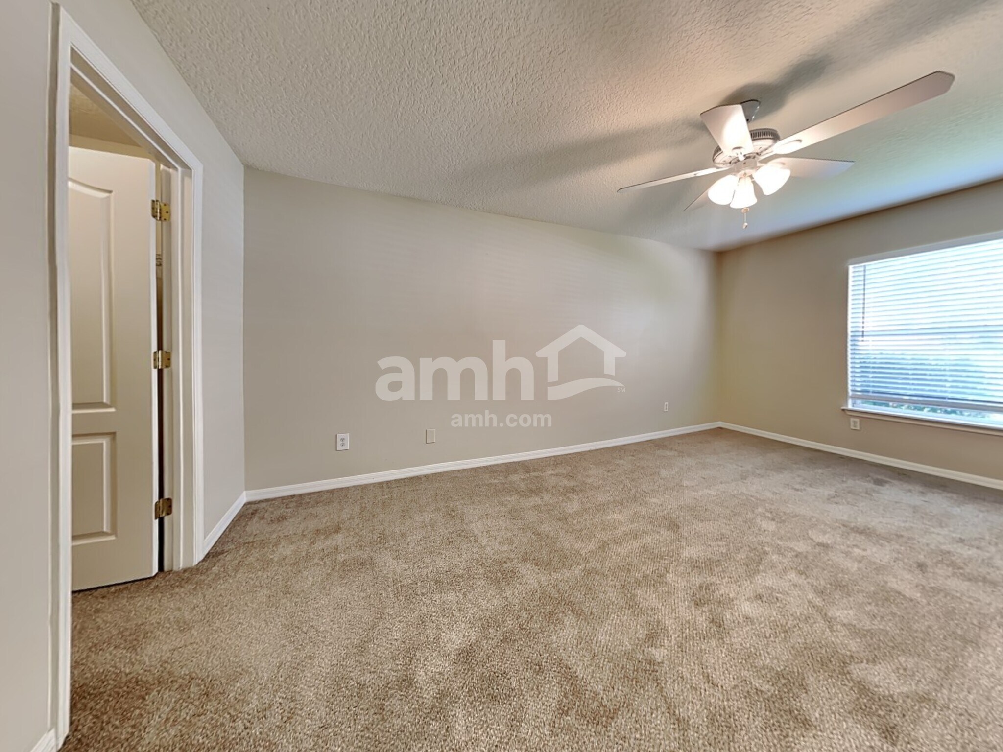 Building Photo - 10235 Meadow Pointe Dr