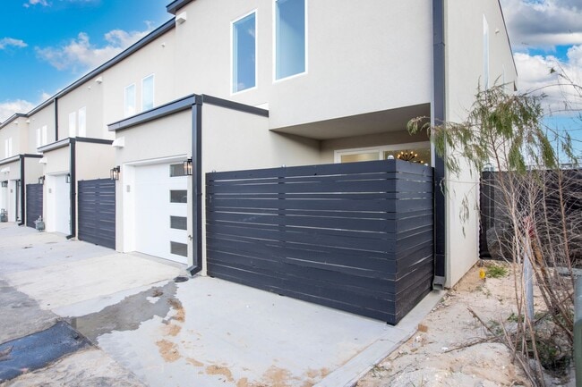 Building Photo - Exclusive Townhome in The Vue at Celebration Pointe
