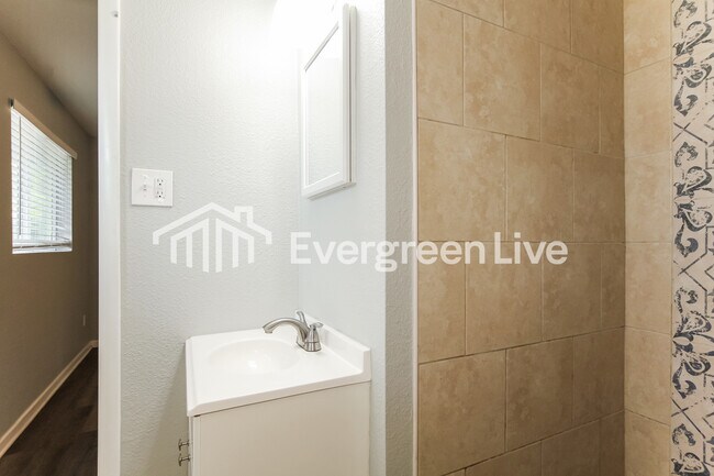 Building Photo - 3410 W Mariposa St