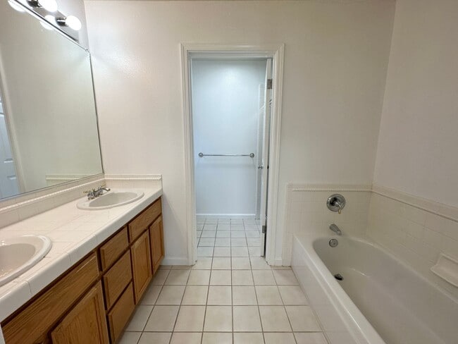 Building Photo - Hamilton 3+bd/2.5bth Townhome w/Den