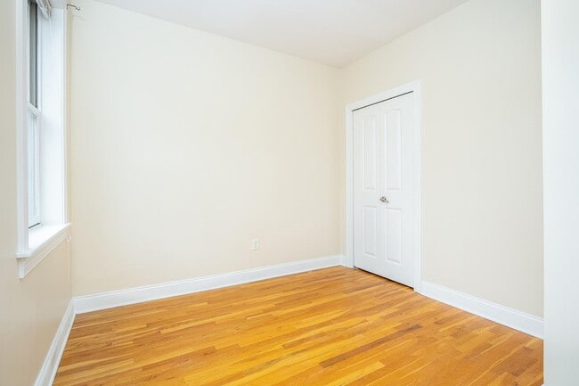 Building Photo - 528 47th St