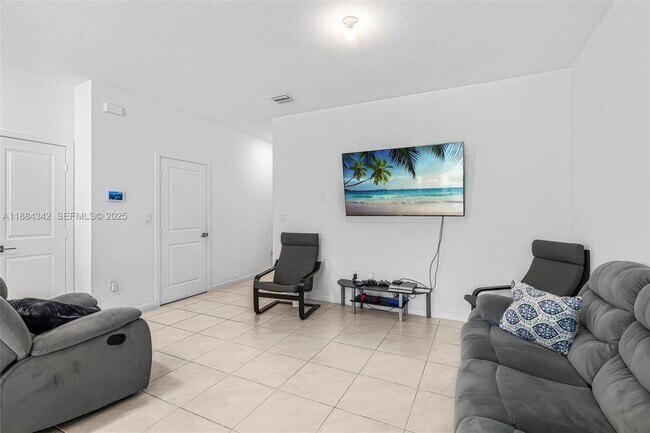 Building Photo - 1137 SW 7th Ct