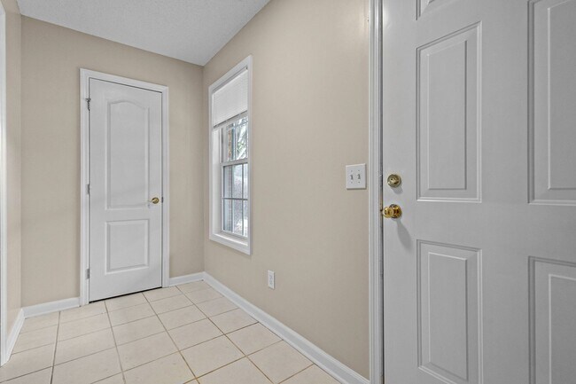 Building Photo - Large Home in Harvest