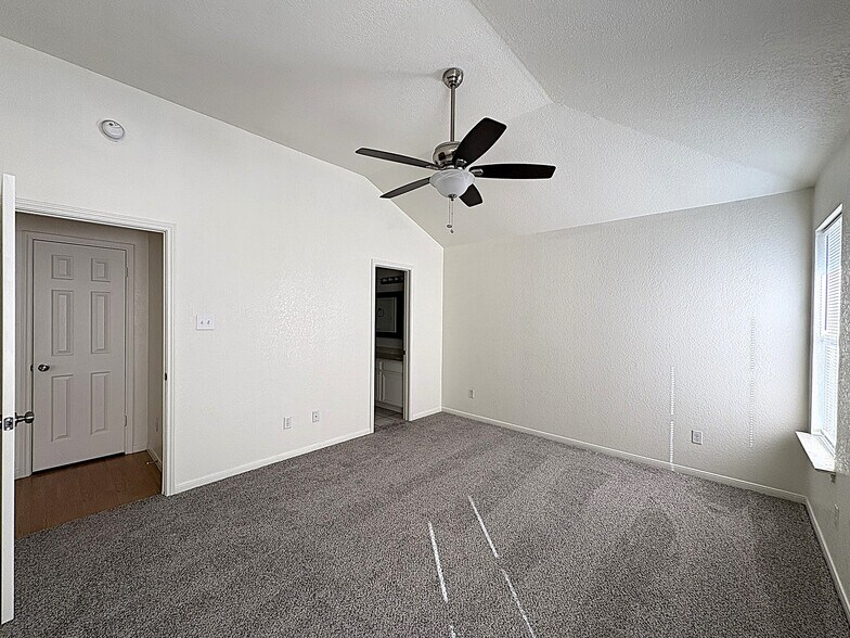 Building Photo - 208 Rodeo Cir