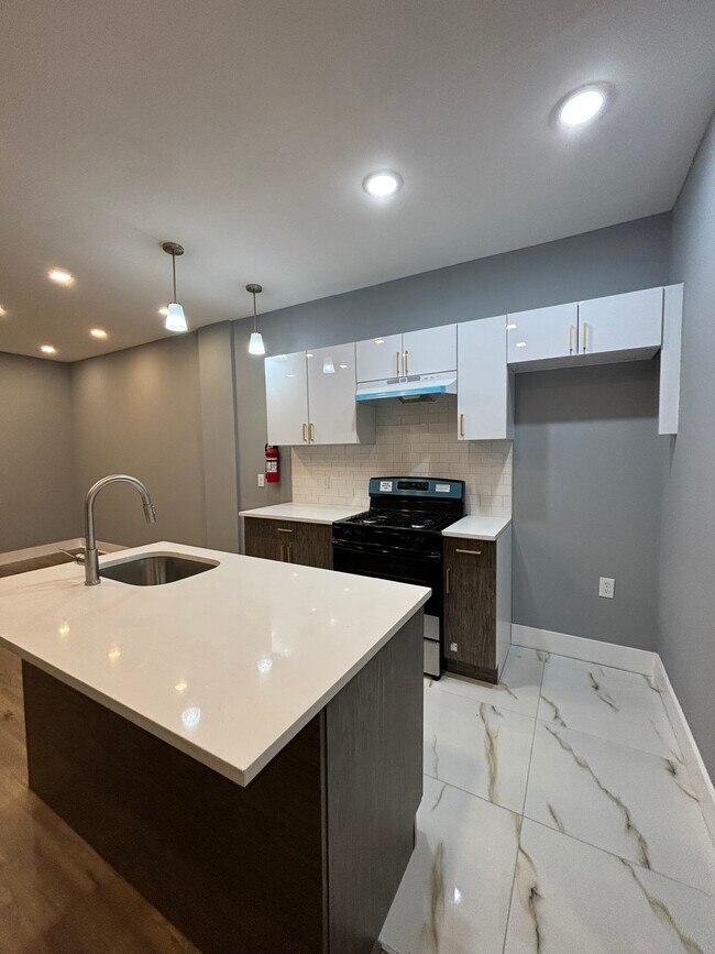 Building Photo - 812 Clinton Ave