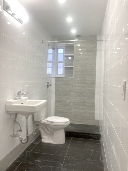 Building Photo - 18 Scholes St