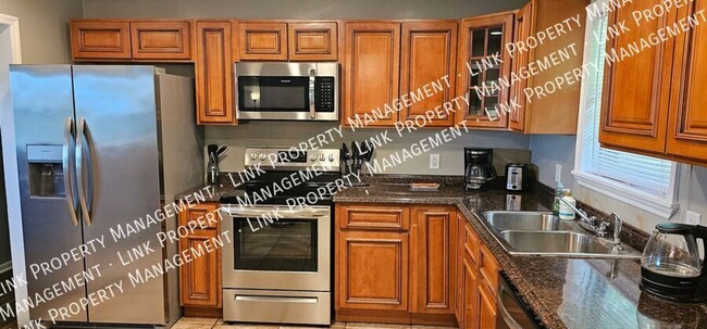 Building Photo - Don't miss this Large 3 or 4 bedroom 2 ful...
