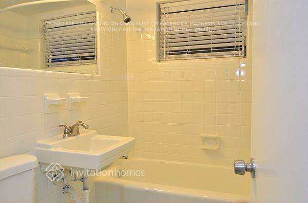 Building Photo - 1026 N E St