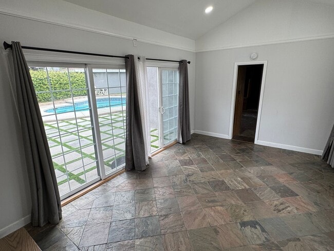 Building Photo - Beautiful 3 bedroom 2 bath Pool Home...  this one is a SHOW STOPPER