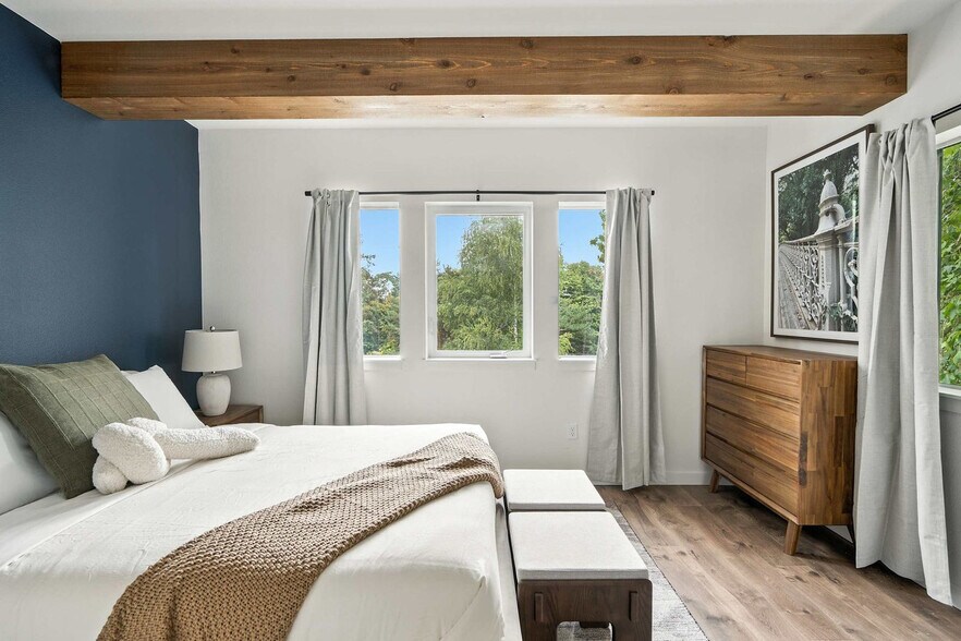 Building Photo - 925 NE 23rd Ave