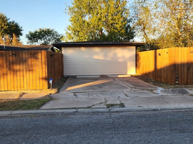 Building Photo - 1050 Shephard Dr