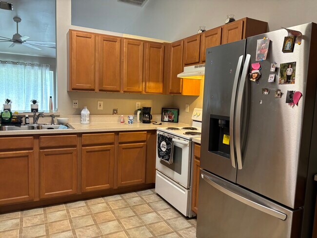 Kitchen new refrigerator - 520 Benton Dr