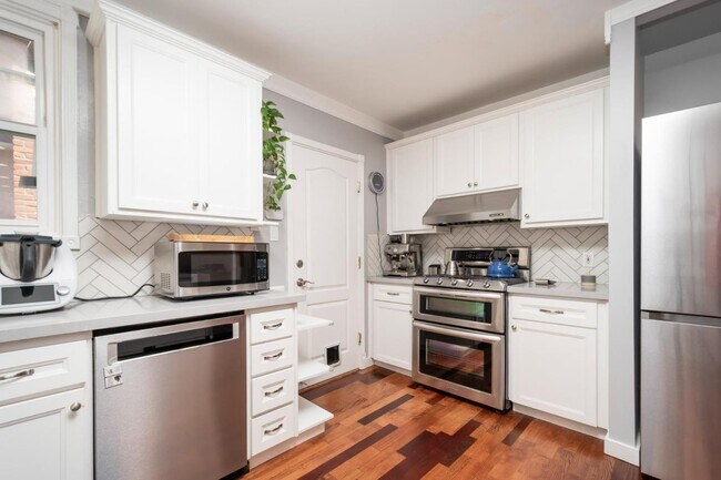 Building Photo - 2667 San Carlos Ave