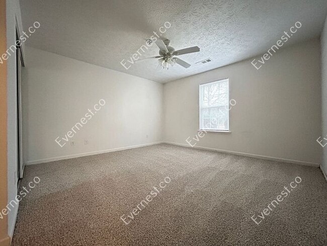 Building Photo - Bright 3-Bedroom Townhome with Ample Space...