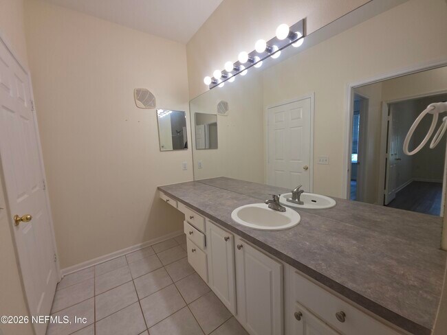 Building Photo - 10550 Baymeadows Rd