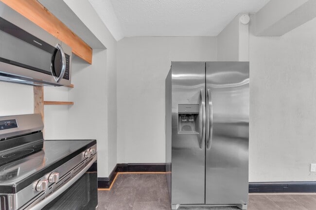 Building Photo - 3186 E 137th St