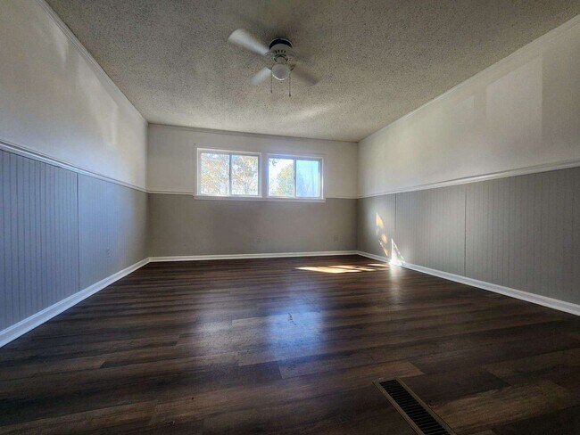 Building Photo - 1711 Oak Hill Dr S