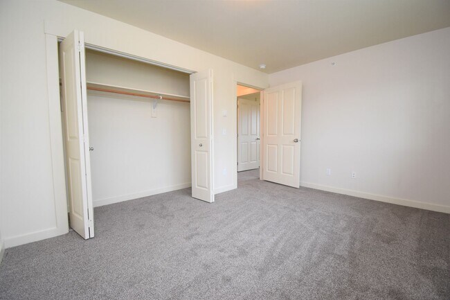 Building Photo - Centrally Located TOP Floor 2b w/ Private ...