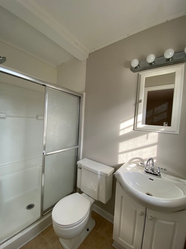 Building Photo - 18 Edwin Ave